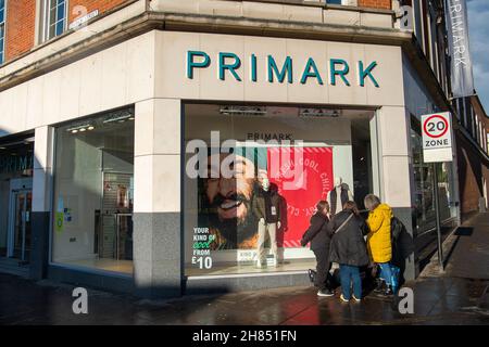 High Wycombe, Buckinghamshire, Großbritannien. 26th. November 2021. Einkäufer vor Primark in High Wycombe am Black Friday. Quelle: Maureen McLean/Alamy Stockfoto