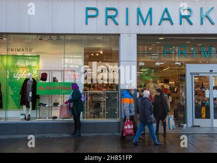 High Wycombe, Buckinghamshire, Großbritannien. 26th. November 2021. Einkäufer vor Primark in High Wycombe am Black Friday. Quelle: Maureen McLean/Alamy Stockfoto