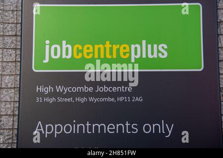 High Wycombe, Buckinghamshire, Großbritannien. 26th. November 2021. Das Job Center Plus in High Wycombe. Tausende von Arbeitsplätzen bleiben nach der Abwanderung von Arbeitnehmern nach Osteuropa nach dem Brexit unbesetzt. Quelle: Maureen McLean/Alamy Stockfoto