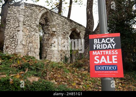 High Wycombe, Buckinghamshire, Großbritannien. 26th. November 2021. Ein Black Friday Verkaufsschild auf einem Lampost neben einigen Ruinen in High Wycombe. Quelle: Maureen McLean/Alamy Stockfoto