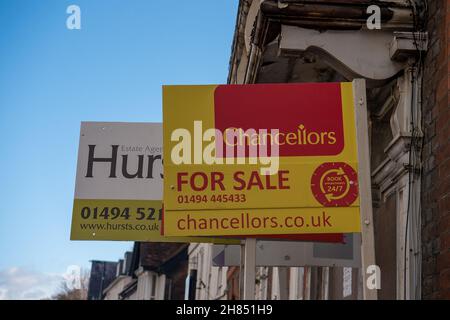 High Wycombe, Buckinghamshire, Großbritannien. 26th. November 2021. Zum Verkauf Schilder vor einer Immobilie, die in High Wycombe ausgemerdert werden muss. Quelle: Maureen McLean/Alamy Stockfoto