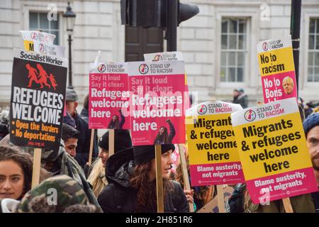 London, Großbritannien. 27th. November 2021. Demonstranten hielten während der Demonstration "Refugees Welcome"-Plakate.Demonstranten versammelten sich vor der Downing Street, um sich solidarisch mit Flüchtlingen zu zeigen, nachdem 27 Migranten im Ärmelkanal ertrunken waren, als sie versuchten, aus Frankreich nach Großbritannien zu gelangen. Kredit: SOPA Images Limited/Alamy Live Nachrichten Stockfoto