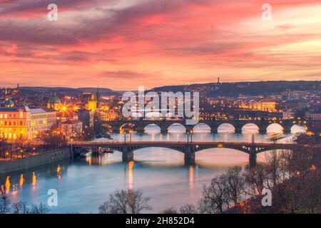 Ein paar Brücken in Prag bei Nacht. Die Aussicht ist vom Park Letna. Stockfoto