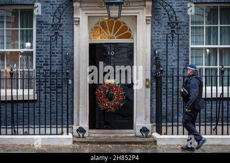 London, England, Großbritannien. 27th. November 2021. Downing Street wird vor Weihnachten dekoriert. (Bild: © Tayfun Salci/ZUMA Press Wire) Stockfoto