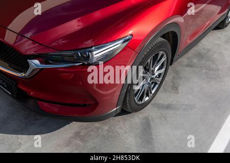 Kiew, Ukraine - 30. Juni 2021: Nahaufnahme des roten Mazda CX-5 in der Stadt Stockfoto