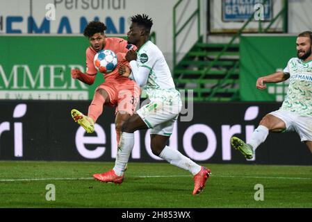 Deutschland, Fürth, Sportpark Ronhof Thomas Sommer - 27.11.2021 - Fussball, 1.Bundesliga - SpVgg Greuther Fürth vs. TSG 1899 Hoffenheim Bild: (Fltr) Georginio Rutter (TSG 1899 Hoffenheim, 33) beim Schießen auf seinen 2nd Treffer des Spiels, um in der 57th Minuten 2:4 Punkte zu erreichen; Hans Nunoo Sarpei SpVgg Greuther Fürth,14) verteidigend.. Die DFL-Vorschriften verbieten die Verwendung von Fotos als Bildsequenzen und quasi-Video Stockfoto