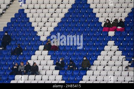 München, Deutschland. 27th. November 2021. Fußball, Bundesliga, FC Bayern München - Arminia Bielefeld, Matchday 13 in der Allianz Arena. Zuschauer sitzen auf den Tribünen. WICHTIGER HINWEIS: Gemäß den Bestimmungen der DFL Deutsche Fußball Liga und des DFB Deutscher Fußball-Bund ist es untersagt, im Stadion und/oder vom Spiel aufgenommene Fotos in Form von Sequenzbildern und/oder videoähnlichen Fotoserien zu verwenden oder zu verwenden. Kredit: Peter Kneffel/dpa/Alamy Live Nachrichten Stockfoto