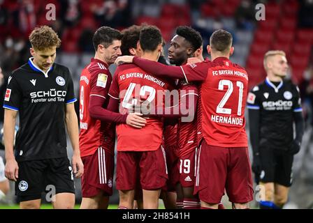 München, Deutschland. 27th. November 2021. Fußball, Bundesliga, FC Bayern München - Arminia Bielefeld, Matchday 13 in der Allianz Arena. Münchens Spieler feiern die 1:0. WICHTIGER HINWEIS: Gemäß den Anforderungen der DFL Deutsche Fußball Liga und des DFB Deutscher Fußball-Bundes ist es untersagt, im Stadion und/oder des Spiels aufgenommene Fotos in Form von Sequenzbildern und/oder videoähnlichen Fotoserien zu verwenden oder zu verwenden. Kredit: Peter Kneffel/dpa/Alamy Live Nachrichten Stockfoto