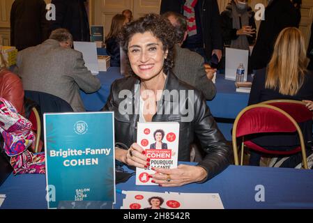 Paris : Rencontre avec la journaliste Brigitte Fanny Cohen lors d'une séance dédicace de ses deux derniers livres au Salon du livre de la Mairie 75016. Stockfoto