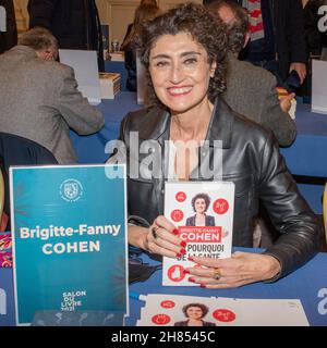 Paris : Rencontre avec la journaliste Brigitte Fanny Cohen lors d'une séance dédicace de ses deux derniers livres au Salon du livre de la Mairie 75016. Stockfoto