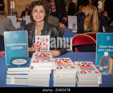 Paris : Rencontre avec la journaliste Brigitte Fanny Cohen lors d'une séance dédicace de ses deux derniers livres au Salon du livre de la Mairie 75016. Stockfoto