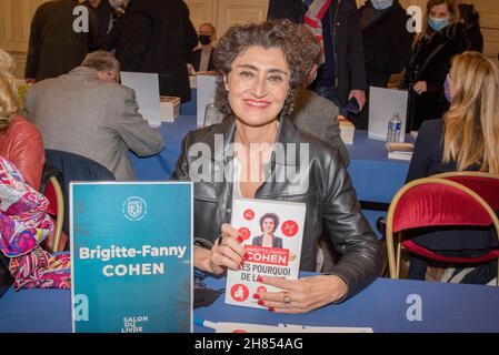 Paris : Rencontre avec la journaliste Brigitte Fanny Cohen lors d'une séance dédicace de ses deux derniers livres au Salon du livre de la Mairie 75016. Stockfoto