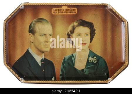 Königin Elizabeth 1953 Krönungsdose mit Porträt von Königin Elizabeth II. Und H.H. Duke of Edinburgh von John S. Derbyshire Stockfoto