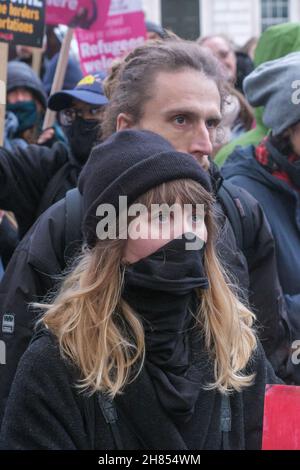 London, Großbritannien. 27th. November 2021. Ein Notfallprotest nach den jüngsten tragischen Ertrinken im Ärmelkanal, der Care4Calais aufgerufen wurde und sich gegen Rassismus einsteht, forderte sichere und legale Wege für Flüchtlinge, nach Großbritannien zu kommen. Das rassistisch-feindliche Umfeld der Regierung und der jüngste Angriff auf Flüchtlinge und Migranten im Gesetz über Nationalität und Grenzen hat und wird weiterhin zu dem Schrecken und der Tragödie des Verlusts von Menschenleben im Kanal führen und für eine sichere Passage für alle aufrufen. Peter Marshall/Alamy Live News Stockfoto