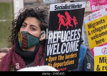 London, Großbritannien. 27th. November 2021. Ein Notfallprotest nach den jüngsten tragischen Ertrinken im Ärmelkanal, der Care4Calais aufgerufen wurde und sich gegen Rassismus einsteht, forderte sichere und legale Wege für Flüchtlinge, nach Großbritannien zu kommen. Das rassistisch-feindliche Umfeld der Regierung und der jüngste Angriff auf Flüchtlinge und Migranten im Gesetz über Nationalität und Grenzen hat und wird weiterhin zu dem Schrecken und der Tragödie des Verlusts von Menschenleben im Kanal führen und für eine sichere Passage für alle aufrufen. Peter Marshall/Alamy Live News Stockfoto