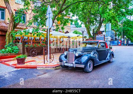ODESSA, UKRAINE - 19. Juni 2021: Der wunderschöne schwarze Vintage Chevrolet-Porket im georgischen Restaurant im historischen Zentrum der Stadt, am 19. Juni in O Stockfoto
