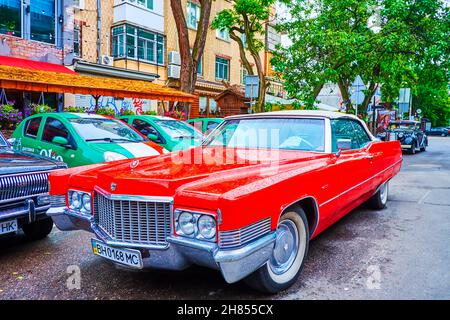 ODESSA, UKRAINE - 19. Juni 2021: Red retro Cadillac parkte auf der Straße in der Altstadt am 19. Juni in Odessa Stockfoto