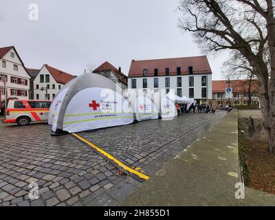 Kirchheim Teck, Deutschland - 27. November 2021: Mobiles Impfzentrum des deutschen roten kreuzes am impfsamstag im Deutschen roten kreuz Stockfoto