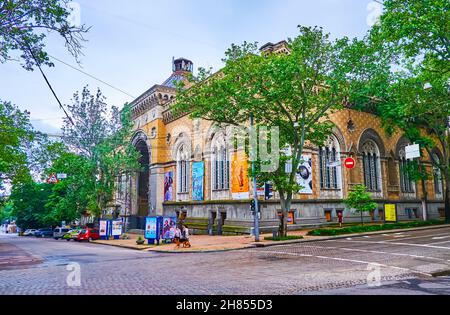 ODESSA, UKRAINE - 19. JUNI 2021: Kreuzung der Straßen Bunin und Puschkin mit dem historischen gotischen Philarmonischen Theater, am 19. Juni in Odessa Stockfoto