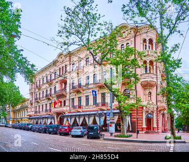 ODESSA, UKRAINE - 19. Juni 2021: Die malerische Fassade des historischen Gebäudes des Hotels Bristol, ehemaliges Hotel Krasnaya, am 19. Juni in Odessa Stockfoto