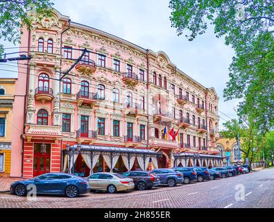 ODESSA, UKRAINE - 19. Juni 2021: Panoramablick auf die elegante Fassade des historischen Hotels Bristol, ehemals Krasnaya, auf eines der beeindruckendsten Gebäude, o Stockfoto