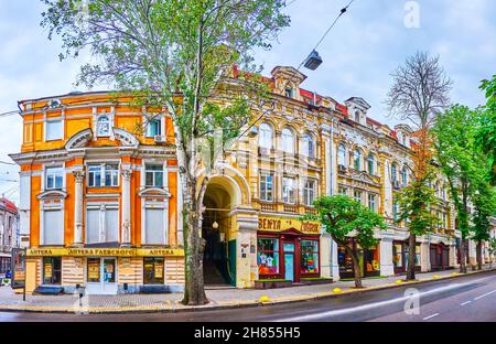 ODESSA, UKRAINE - 19. Juni 2021: Panorama der alten Gebäude mit großem Bogenportal und historischer Apotheke von Gaevskogo auf Jekaterininskaya (Catherine) Stockfoto