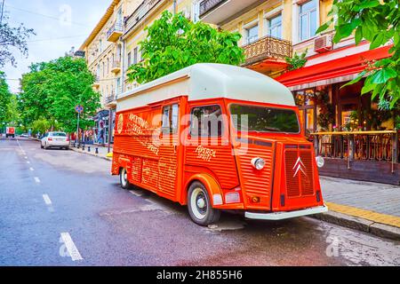 ODESSA, UKRAINE - 19. Juni 2021: Oldtimer-Bus mit Aperol Spritz Schilder geparkt neben Nachtclubs und Bars im Stadtzentrum, am 19. Juni in Odessa Stockfoto