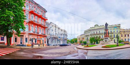 ODESSA, UKRAINE - 19. Juni 2021: Das prächtige architektonische Ensemble des Jekaterininskaya-Platzes (Katharineplatz) mit einem Denkmal für die Gründer von Odessa i. Stockfoto