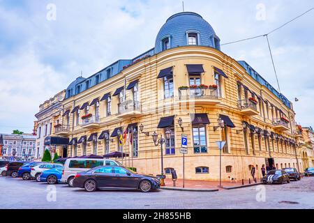 ODESSA, UKRAINE - 19. Juni 2021: Spektakuläre Eckfassade des historischen Herrenhauses des Luxus Hotel de Paris, am 19. Juni in Odessa, Ukraine Stockfoto