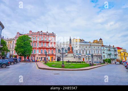 ODESSA, UKRAINE - 19. Juni 2021: Spaziergang auf dem Jekaterininskaya-Platz (Katharineplatz) mit einem Denkmal für die Gründer von Odessa und historischen Gebäuden dahinter Stockfoto