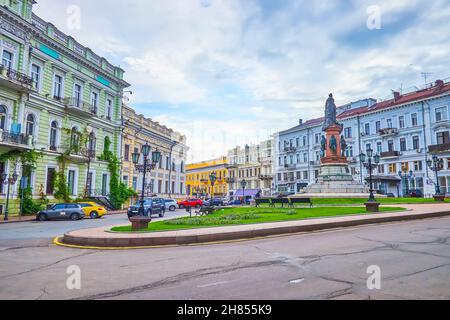 Jekaterininskaya (Catherine) Square ist ein kleiner Platz mit historischen Villen und der riesigen Skulptur zu Katharina der Großen in der Mitte, Odessa, Ukr Stockfoto