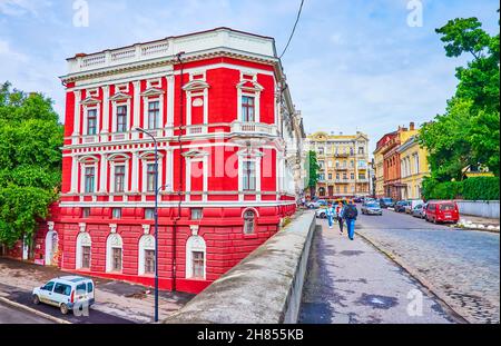 ODESSA, UKRAINE - 19. Juni 2021: Ein angenehmer Spaziergang durch die historischen Straßen der Stadt, vorbei an spektakulären Villen, wie dem prächtigen roten Pommer Stockfoto