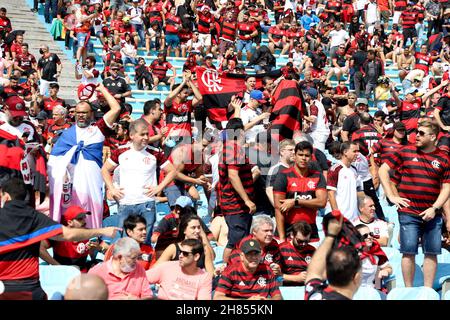 27. November 2021, uruguai, montevideo, USA: CONMEBOL Libertadores Finale: Palmeiras und Flamengo. 27. November 2021, Montevideo, Uruguay: Fans kurz vor dem Fußballspiel zwischen Palmeiras und Flamengo im Centenario-Stadion in Montevideo, Uruguay, gültig für das Finale der CONMEBOL Libertadores am Samstag (27). Bild: Leco Viana/TheNews2 (Bild: © Leco Viana/TheNEWS2 via ZUMA Press Wire) Stockfoto