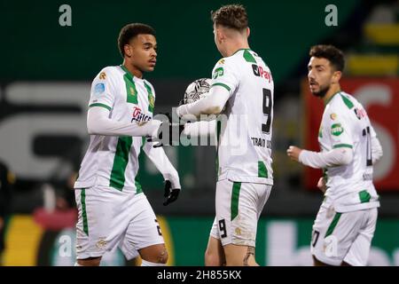 SITTARD, NIEDERLANDE – NOVEMBER 27: Cyril Ngonge vom FC Groningen feiert mit Jorgen Strand Larsen vom FC Groningen, nachdem er beim niederländischen Eredivisie-Spiel zwischen Fortuna Sittard und FC Groningen am 27. November 2021 im Fortuna Sittard Stadion in Sittard, Niederlande, das erste Tor seiner Seite erzielt hatte (Foto: Broer van den Boom/Orange Picts) Stockfoto