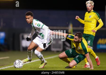 SITTARD, NIEDERLANDE - 27. NOVEMBER: Cyril Ngonge vom FC Groningen und Roel Janssen von Fortuna Sittard kämpfen während des niederländischen Eredivisie-Spiels zwischen Fortuna Sittard und dem FC Groningen am 27. November 2021 im Fortuna Sittard Stadion in Sittard, Niederlande (Foto: Broer van den Boom/Orange Picts) Stockfoto