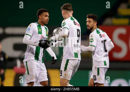 SITTARD, NIEDERLANDE – NOVEMBER 27: Cyril Ngonge vom FC Groningen feiert mit Jorgen Strand Larsen vom FC Groningen, nachdem er beim niederländischen Eredivisie-Spiel zwischen Fortuna Sittard und FC Groningen am 27. November 2021 im Fortuna Sittard Stadion in Sittard, Niederlande, das erste Tor seiner Seite erzielt hatte (Foto: Broer van den Boom/Orange Picts) Stockfoto