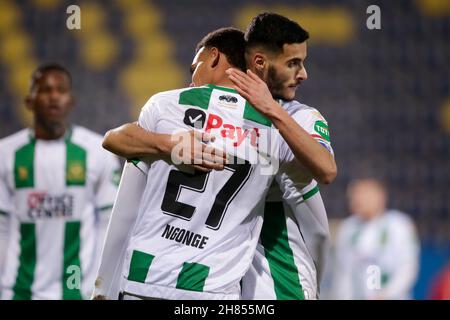 SITTARD, NIEDERLANDE – NOVEMBER 27: Cyril Ngonge vom FC Groningen und Mo El Hankouri vom FC Groningen feiern beim niederländischen Eredivisie-Spiel zwischen Fortuna Sittard und FC Groningen am 27. November 2021 im Fortuna Sittard Stadion in Sittard, Niederlande, ihr zweites Tor (Foto: Broer van den Boom/Orange Picles) Stockfoto