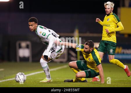 SITTARD, NIEDERLANDE - 27. NOVEMBER: Cyril Ngonge vom FC Groningen und Roel Janssen von Fortuna Sittard kämpfen während des niederländischen Eredivisie-Spiels zwischen Fortuna Sittard und dem FC Groningen am 27. November 2021 im Fortuna Sittard Stadion in Sittard, Niederlande (Foto: Broer van den Boom/Orange Picts) Stockfoto