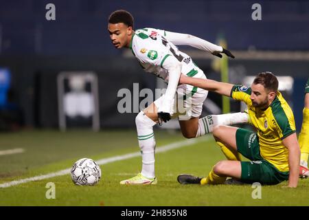 SITTARD, NIEDERLANDE - 27. NOVEMBER: Cyril Ngonge vom FC Groningen und Roel Janssen von Fortuna Sittard kämpfen während des niederländischen Eredivisie-Spiels zwischen Fortuna Sittard und dem FC Groningen am 27. November 2021 im Fortuna Sittard Stadion in Sittard, Niederlande (Foto: Broer van den Boom/Orange Picts) Stockfoto