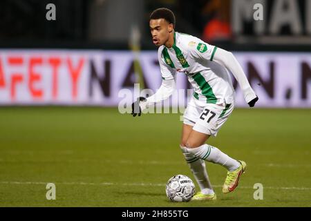 SITTARD, NIEDERLANDE - 27. NOVEMBER: Cyril Ngonge vom FC Groningen dribbelt beim niederländischen Eredivisie-Spiel zwischen Fortuna Sittard und FC Groningen am 27. November 2021 im Fortuna Sittard Stadion in Sittard, Niederlande (Foto: Broer van den Boom/Orange Picts) Stockfoto