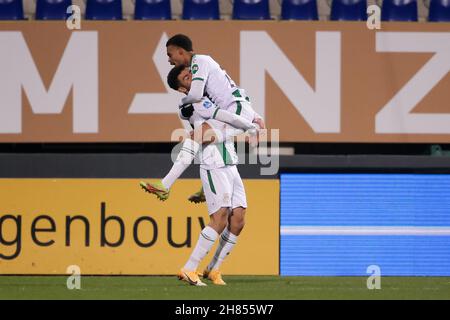 SITTARD, NIEDERLANDE – NOVEMBER 27: Daleho Irandust vom FC Groningen feiert mit Cyril Ngonge vom FC Groningen nach dem dritten Treffer seiner Seite beim niederländischen Eredivisie-Spiel zwischen Fortuna Sittard und FC Groningen am 27. November 2021 im Fortuna Sittard Stadion in Sittard, Niederlande (Foto: Broer van den Boom/Orange Picts) Stockfoto