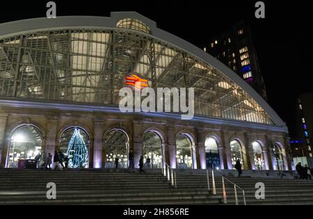 Bahnhof Lime Street in der Nacht zur Weihnachtszeit. Baum der Lichter innen Stockfoto