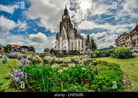 Foto der Kathedrale der Stadt Canela in Rio Grande do Sul, Brasilien. Auf dem Bild eines Sommertages sind viele Touristen. Stockfoto