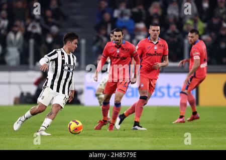 Turin, Italien. 27th. November 2021. Paulo Dybala von Juventus FC kontrolliert den Ball während des Serie-A-Spiels zwischen Juventus FC und Atalanta BC im Allianz-Stadion am 27. November 2021 in Turin, Italien. Quelle: Marco Canoniero/Alamy Live News Stockfoto