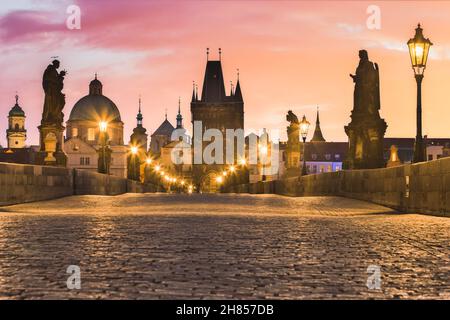 Schöne Dämmerung am frühen Morgen an der berühmten mittelalterlichen Karlsbrücke, die die Moldau überquert. Prag oder Praha, Tschechische republik. Stockfoto