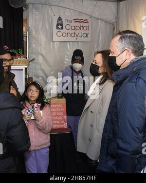 Washington, Usa. 27th. November 2021. Vizepräsident Kamala Harris (C) und zweiter Gentleman Douglas Emhoff (R) unterstützen den Samstag für kleine Unternehmen mit einem Besuch auf einem Weihnachtsmarkt im Freien, Samstag, den 27. November 2021, in Washington, DC. Foto von Mike Theiler/UPI Credit: UPI/Alamy Live News Stockfoto