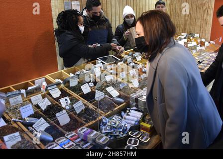 Washington, Usa. 27th. November 2021. Vizepräsidentin Kamala Harris blickt auf eine Auswahl von Gewürzen, während sie Small Business Saturday mit einem Besuch auf einem Weihnachtsmarkt im Freien, Samstag, den 27. November 2021, in Washington, DC. Foto von Mike Theiler/UPI Credit: UPI/Alamy Live News Stockfoto