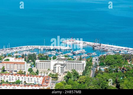 marina Hafen mit vertäuten Seeyachten in Kemer, Türkei, Draufsicht Stockfoto