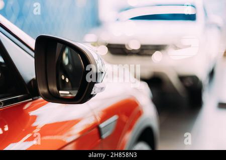 Autos, die im Händlershop von Indide geparkt wurden. Nahaufnahme Des Fahrzeugspiegels. Händlerpräsentation. Verkauf Handel Mit Neuwagen Stockfoto