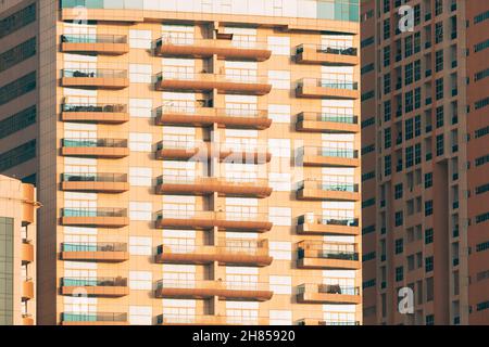 Wand mit Balkon von neuem leerstehenden modernen mehrstöckigen Wohngebäude Haus in einem Wohngebiet Stockfoto